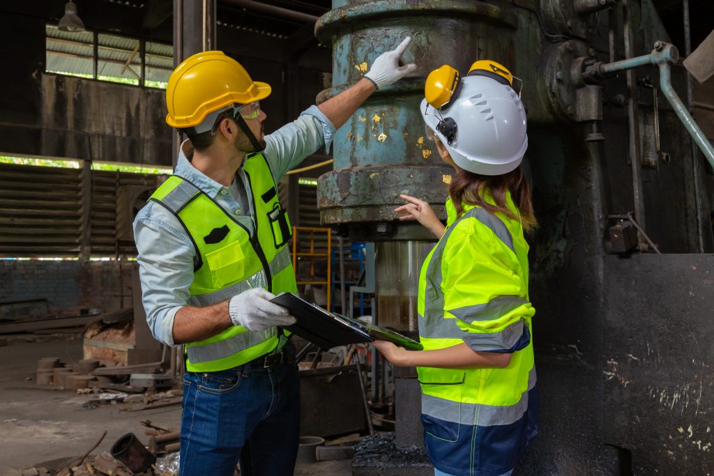 Two engineers in a steel mill Consult the size of the steel workpiece. Bring the workpiece to assemble the locomotive.